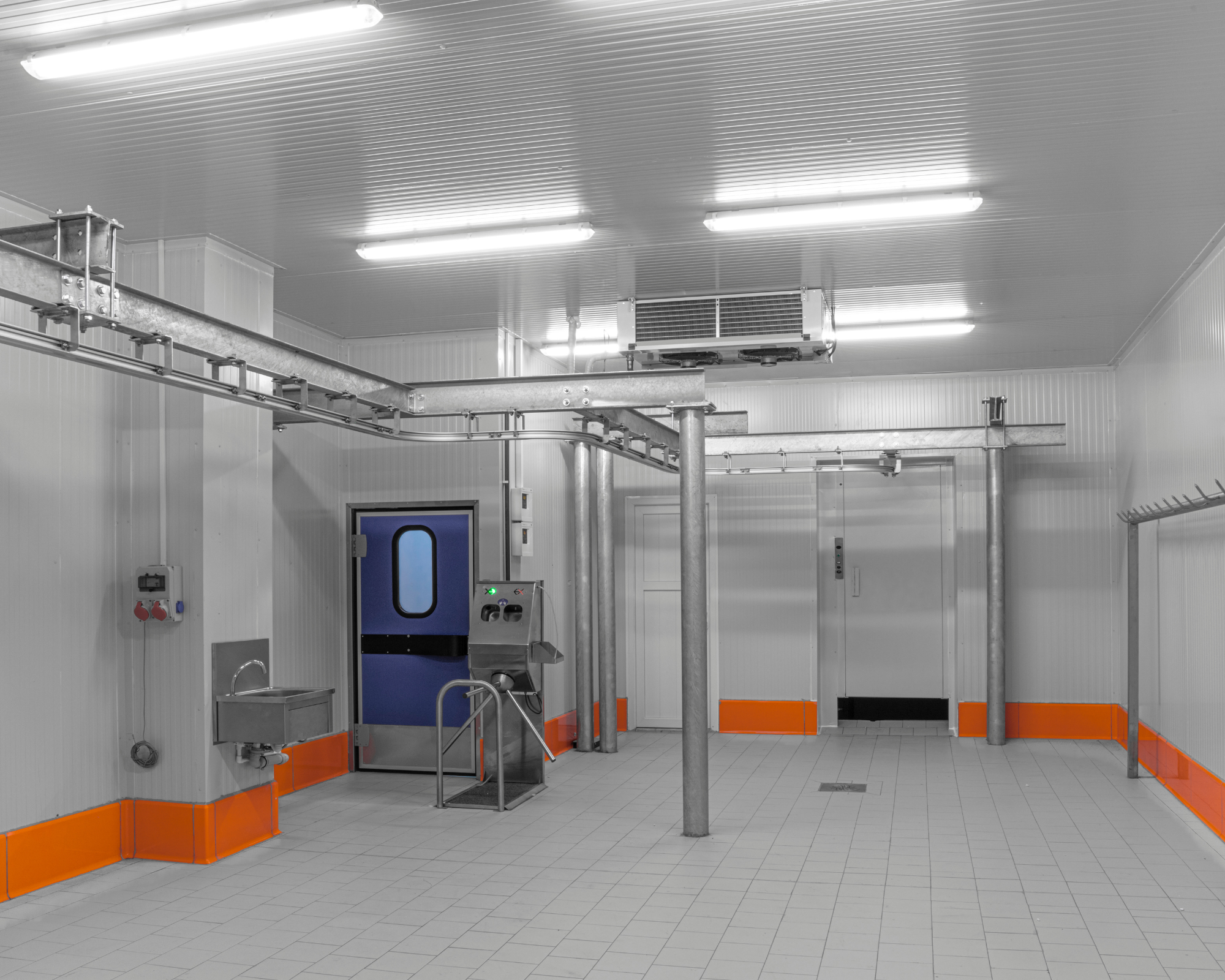 Cold storage facility mezzanine racking platform